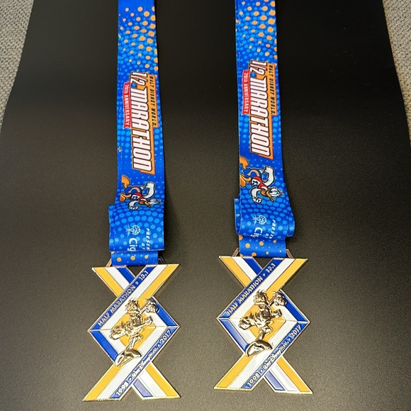 Disney Run 2017 2 medals Half Marathon 13.1 Donald Duck 20th Anniversary - Picture 3 of 5